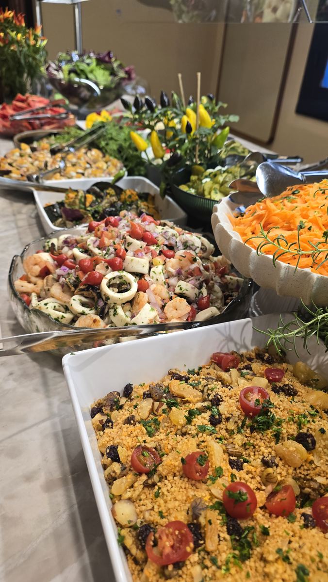 Buffet do Quatro Estações com saladas e pratos quentes