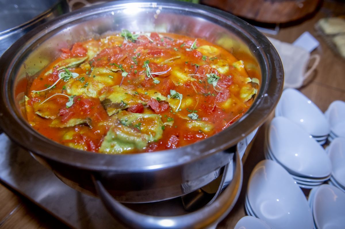 Massa ao sugo servida em réchaud