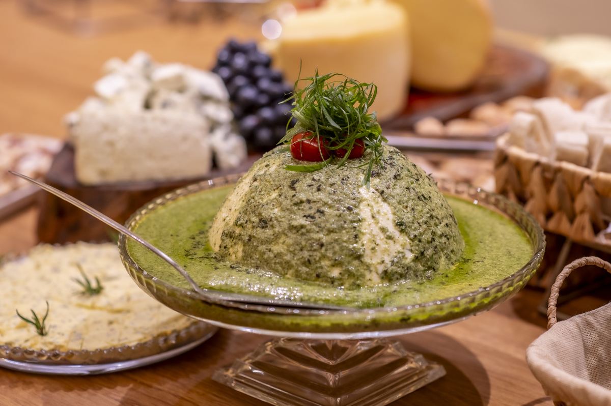 Mesa de queijos e terrine em evento do Quatro Estações