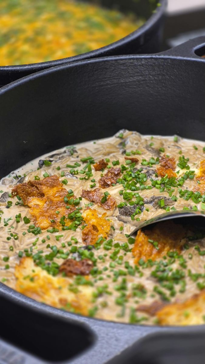 Prato gratinado servido em panela de ferro
